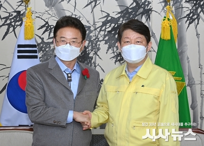  이 지사와 권 시장 악수하는 사진