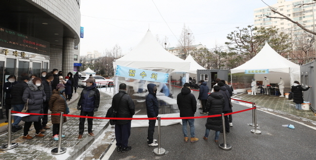 국내발생 신규 확진자 수가 최근 일주일간 일평균 976명 발생한 가운데, 2021년 첫 사회적 거리두기 단계 재조정 방안이 2일 발표된다.