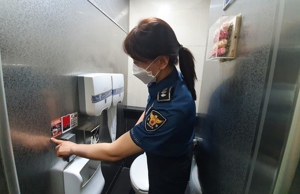 지난해 6월 20일 경찰에 따르면 서울 성북경찰서는 지역 내 69곳에 이달 8일부터 8월까지 사용자가 상시 점검이 가능한 불법카메라 간이점검카드를 3개월간 시범 부착·시행하기로 했다. 