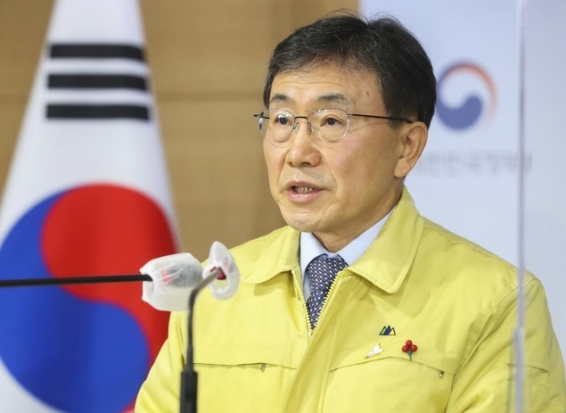 권덕철 보건복지부 장관이 2일 오전 서울 종로구 정부서울청사 합동브리핑실에서 정례브리핑을 하고 있다. 이날 권덕철 장관은 서민경제의 충격을 고려해 3단계 상향은 하지 않고, 사적 모임과 접촉을 최소화하는 거리 두기 체계를 유지하기로 했다"고 밝혔다. 또, 코로나19 백신 접종을 "2월부터 시작할 예정"이라고 밝혔다.