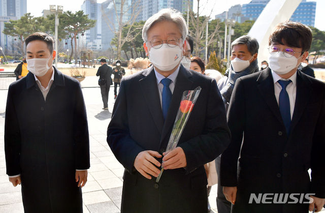 이재명 경기도지사가 '인공지능 헬스케어 플랫폼 구축 결성식' 참석을 위해 29일 오후 광주 서구 광주시청을 방문하고 있다. (사진/뉴시스)