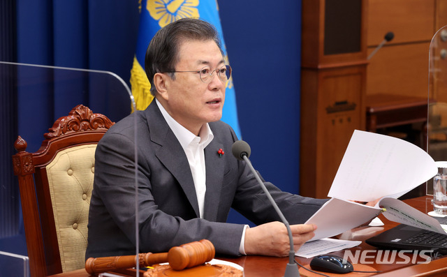 문재인 대통령이 19일 오전 청와대 여민관에서 영상으로 열린 제3회 국무회의를 주재하고 있다. (사진/뉴시스)