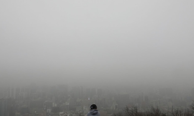 안개가 짙게 끼어있는 지난 22일 오후 서울 남산공원에서 바라본 서울 도심이 뿌옇게 보이고 있다 (사진=뉴시스 제공)