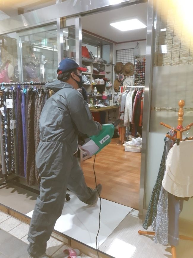 코로나 19 확산 방지를 위해 전통시장을 특별방역 하는 모습.
