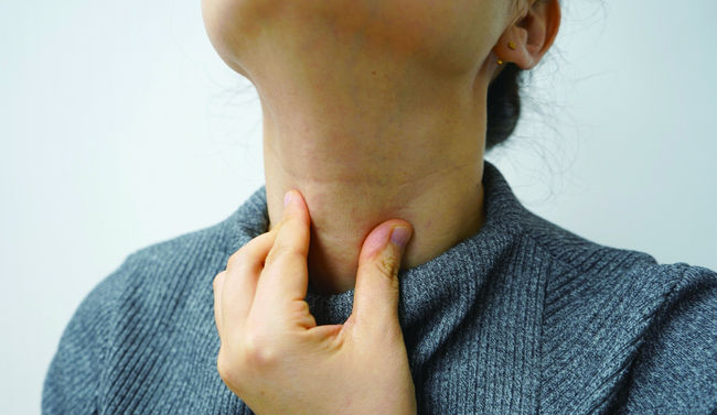 정상적인 갑상선의 경우에는 육안으로 확인하기 어렵지만 갑상선암, 갑상선 결절 등의 질병으로 인해 튀어나오면 쉽게 구분할 수 있다. 