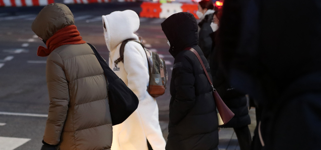오늘 퇴근길은 포근하나 공기질이 나쁘다. 저녁부터 공기가 좋아지지만 강추위가 예상된다. 내일 출근길은 -10도로 다시 한파가 와 오전 출근길 완전무장을 해야 한다 (사진=뉴시스 제공)