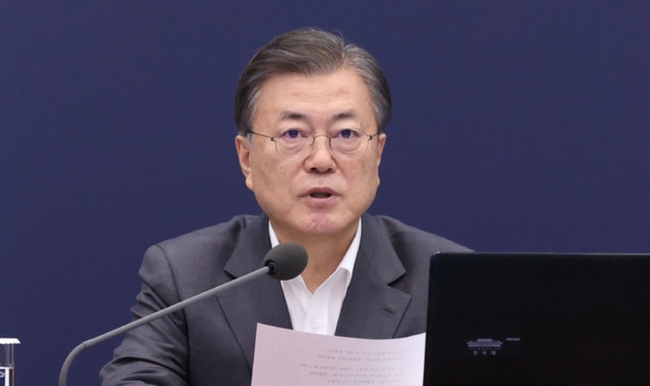 문재인 대통령이 1일 오후 청와대 여민관에서 열린 수석·보좌관 회의를 주재하고 있다 (사진=뉴시스 제공)
