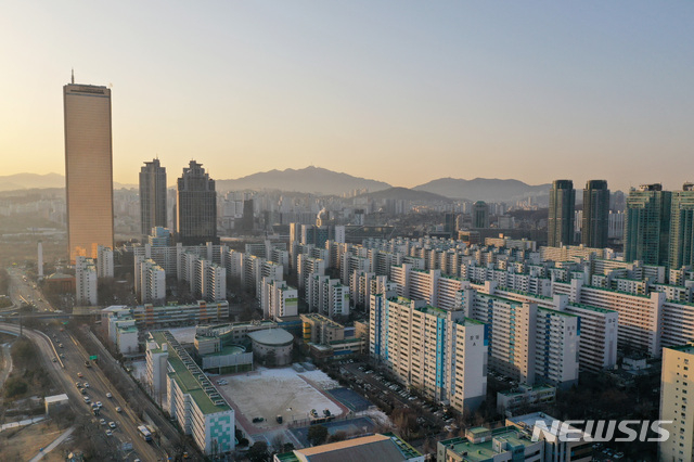 문재인 대통령이 신년 기자회견에서 부동산 공급을 위한 ‘특단의 대책’을 설 연휴 이전에 내놓겠다고 밝힌 가운데 20일 오전 서울 영등포구 아파트 단지 위로 아침 햇살이 비치고 있다. (사진/뉴시스)