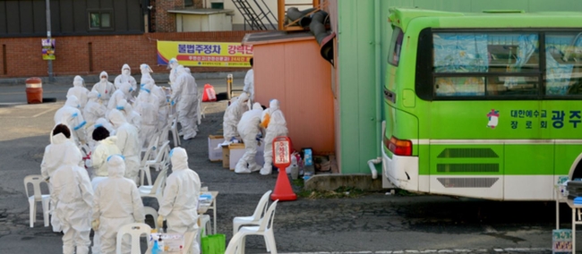 1월 28일 오전 광주 서구 쌍촌동 한 대형교회 내 임시 선별검사소에서 교인 대상 코로나19 전수 검사가 펼쳐지는 가운데 검사대상자가 없어 한산한 모습이다. 최근 지역 내 집단감염원인 IM선교회 관련 미인가 교육 시설과 접점이 있는 이 교회에서는 20여 명의 확진자가 속출하고 있다 (사진=뉴시스 제공)