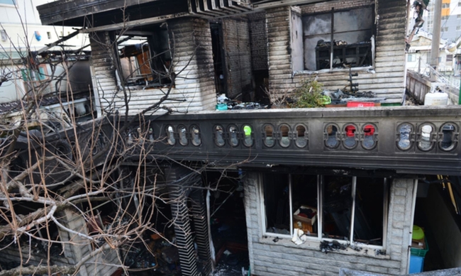  2일 오전 광주 주월동 한 주택에서 경찰과 소방당국이 화재현장을 정리하고 있다. 이곳에서 불이나 2명이 사망했다 (사진=뉴시스 제공)