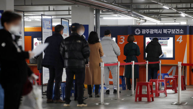 교회·성인오락실 관련 코로나19 집단감염이 잇따르고 있는 지난 1일 광주 북구 용봉동 선별진료소에 검사 대상자들이 줄지어 기다리고 있다 (사진=광주 북구/뉴시스 제공)