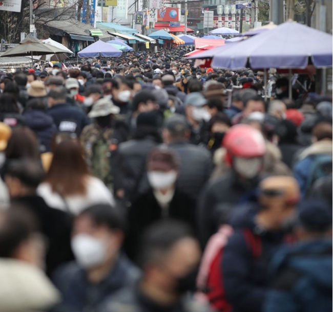 정부가 사회적 거리두기 2.5단계를 설 연휴까지 2주 연장하기로 발표한 31일 오후 서울 종로구 동묘 벼룩시장이 시민들로 북적이고 있다 (사진=뉴시스 제공)