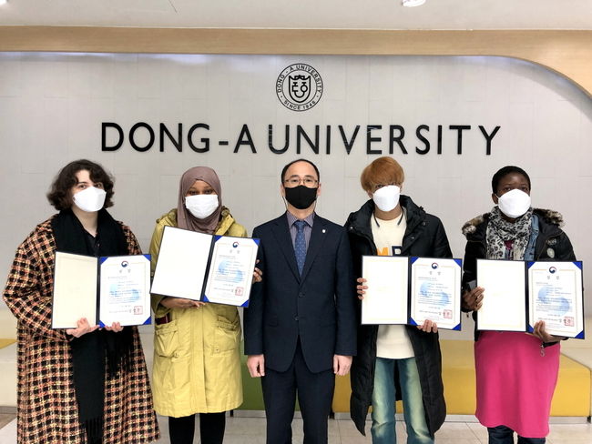 GKS 정부초청장학생 우수학생 시상식에서 수상한 동아대 외국인 유학생들이 오민홍(가운데) 국제교류처장과 기념촬영을 하고 있다. 왼쪽부터 율리아 부마기나(러시아, 국제학과 석사과정), 알하디 라흐마(탄자니아, 관광경영학과 석사과정), 오민홍 국제교류처장, 후세인 아샤르(파키스탄, 화학공학과 석사과정), 미렘베 세라 난수쿠사(우간다, 토목공학과 석사과정).
