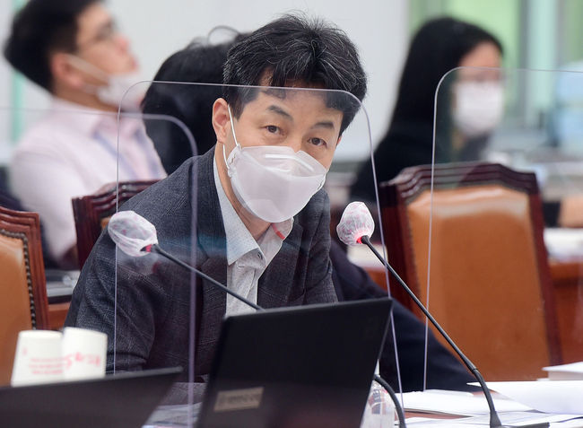 윤건영 더불어민주당 의원이 지난 8일 국회에서 열린 외교통일위원회의 통일부 등에 대한 국정감사에서 질의를 하고 있다. / 사진제공=뉴시스