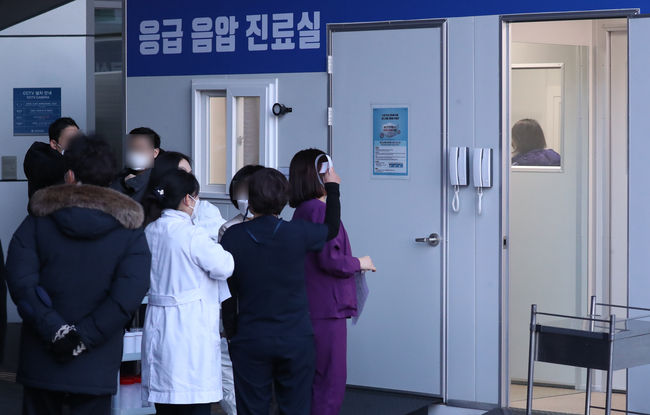  지난 29일 코로나19 23명 집단감염이 발생한 서울 한양대병원을 찾은 시민들이 선별진료소에서 병원 관계자 및 의료진이 검사를 기다리고 있다. 정부는 코로나19 집계를 발표했다. 일일 신규 확진자는 467명이 발생했고 이로써 누적 7만9311명으로 늘어났다. 신규 격리자는 524명이다 (사진=뉴시스 제공)