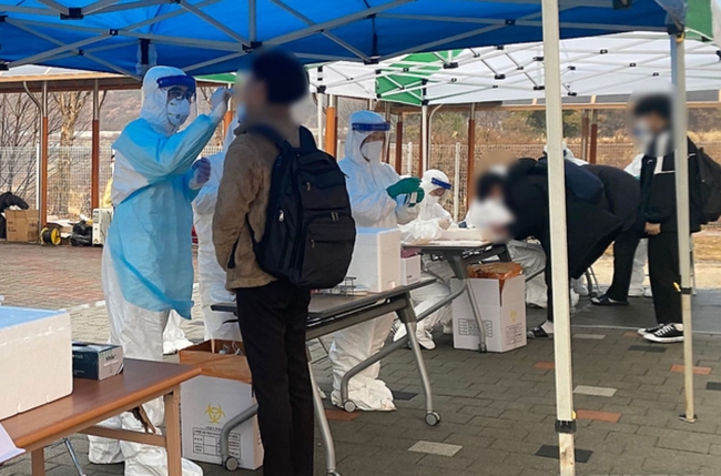 충북 음성의 A특성화고등학교에 마련된 선별진료소. 사진은 기사 내용과 관련 없음 (사진=뉴시스 제공)