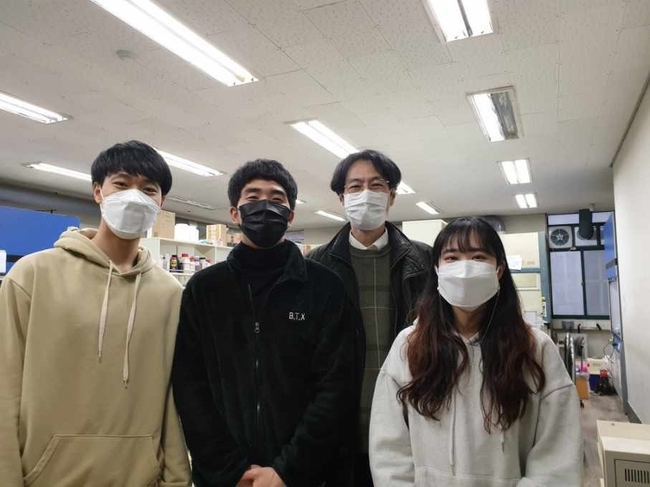 동아대 화학공학과 이헌상(왼쪽에서 세 번째) 교수와 대학원생들.