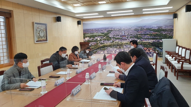 지난 1일 경주시 연합학생생활관 여진동 관장의 주재로 열린 운영위원회 회의 모습.
