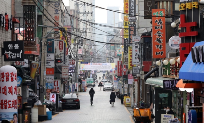 유흥시설 6종(유흥주점·단란주점·감성주점·콜라텍·헌팅포차·홀덤펍)에 대한 집합금지 조치가 연장된 지난 1일 서울 강남구 논현동먹자골목이 한산하다 (사진=뉴시스 제공)