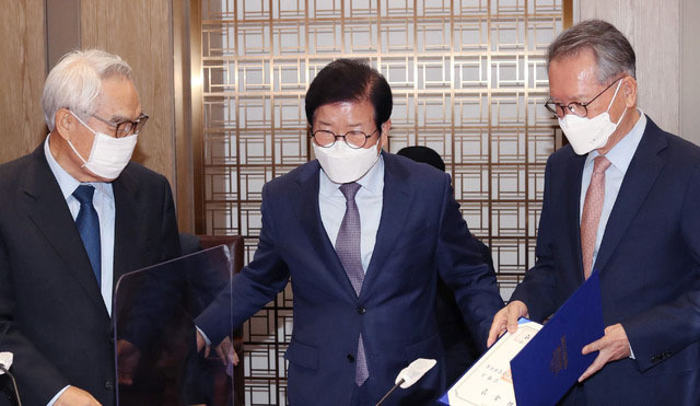 박병석 국회의장이 3일 오전 서울 여의도 국회 접견실에서 열린 국회국민통합위원회 위촉식에서 임채정 전 국회의장, 김형오 전 국회의장에게 위촉장을 수여한 뒤 자리를 권하고 있다. (사진=공동취재사진)