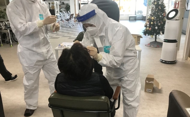 하루 451명이 신종 코로나바이러스 감염증(코로나19) 확진 판정을 받았다. 국내 발생 환자는 429명, 해외 유입은 22명이다. 이로써 누적 확진자는 7만9762명으로 집계됐다 (사진=뉴시스 제공)