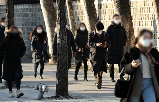 봄을 알리는 절기인 입춘에도 추위가 찾아온 지난 3일 오전 서울 시청역 인근에서 시민들이 출근하고 있다 (사진=뉴시스 제공)
