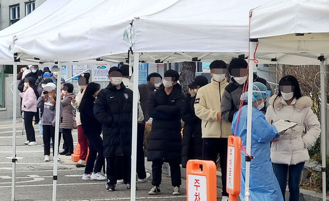 하루 370명이 신종 코로나바이러스 감염증(코로나19) 확진 판정을 받았다. 발생 환자는 351명, 해외 유입 확진자는 19명이다 (사진=뉴시스 제공)
