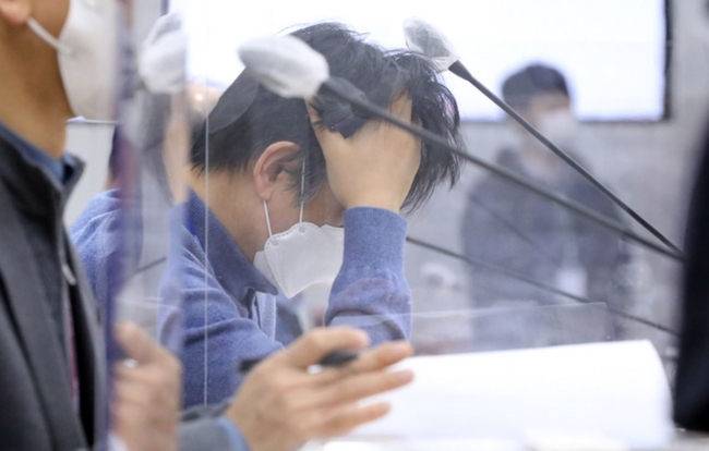 지난 4일 오후 충북 청주 식품의약품안전처에서 열린 아스트라제네카사 코로나19 백신 중앙약사심의위원회에서 한 심의위원이 회의시작을 기다리고 있다 (사진=뉴시스 제공)