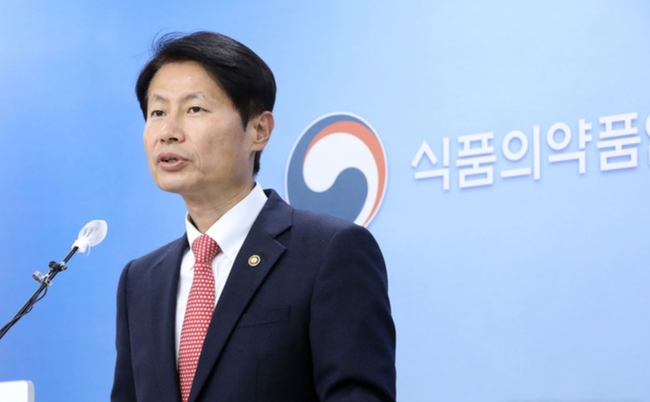 김강립 식품의약품안전처장이 5일 오전 충북 청주 식약처에서 신종 코로나바이러스 감염증 항체치료제인 (주)셀트리온의 '렉키로나주960mg(레그단비맙)'를 3상 임상시험 결과 제출 조건으로 허가 결정했다고 밝히고 있다 (사진=뉴시스 제공)