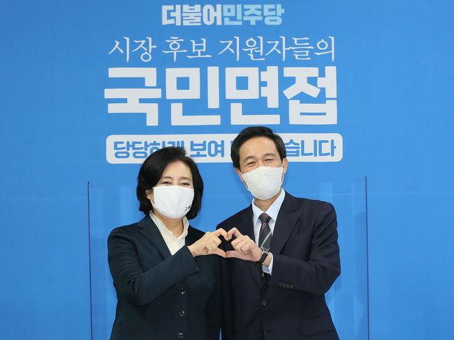 박영선 전 중소벤처기업부 장관과 우상호 더불어민주당 의원이 1일 오후 서울 금천구의 한 스튜디오에서 ‘더불어민주당 시장후보지원자들의 국민면접’ 방송촬영에 앞서 기념촬영을 하고 있다. / 사진제공=뉴시스