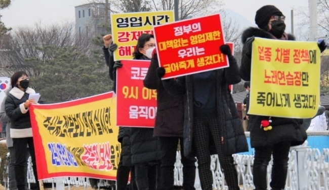 신규 확진자가 평균 300명대로 유지되면서 정부가 사회적 거리두기 등 방역 수칙을 조정할지에 관심이 집중되고 있다. 정부는 6일 사회적 거리두기 등 방역 수칙 재조정 여부를 발표한다.