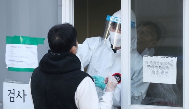 국내에서 신종 코로나바이러스 감염증(코로나19) 영국 변이 바이러스를 통한 지역사회 감염이 발생한 데 이어 8개국 입국자들로부터 발견되는 등 유입 우려가 한층 커졌다. 이에 따라 설 연휴 지역사회 전파에 대한 경각심이 고조되고 있다.