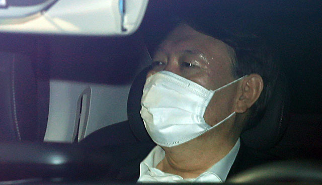 윤석열 검찰총장이 지난 1일 과천정부청사 법무부에서 박범계 장관을 예방한 뒤 청사를 나서고 있다. (사진=뉴시스 제공)
