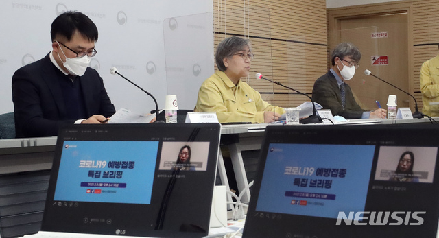 정은경 질병관리청장과 남재환 가톨릭대 의생명과학과 교수, 최원석 안산병원 감염내과 교수가 8일 오후 충북 청주 질병청에서 열린 신종 코로나바이러스 감염증 특집 브리핑에서 코로나19 백신 예방접종에 대한 국민들의 질문에 답변하고 있다.(사진/뉴시스)