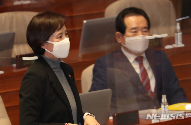 유은혜 사회부총리 겸 교육부 장관이 8일 서울 여의도 국회에서 열린 본회의 교육·사회·문화 분야 대정부 질문에서 질의에 답하기 위해 단상으로 향하고 있다. (사진/뉴시스)