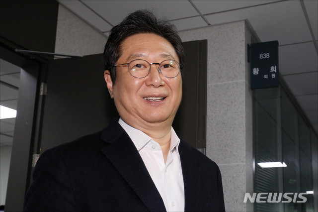 문화체육관광부 장관으로 내정된 황희 더불어민주당 의원이 20일 서울 여의도 국회 의원회관에서 소감을 밝히고 있다. (공동취재사진)