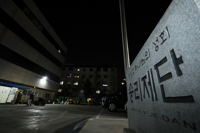 경기 부천 괴안동의 한 종교시설(영생교)과 오정동에 위치한 학원 등에서 신종 코로나바이러스 감염증(코로나19)확진자가 53명 발생했다.