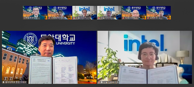  지난 9일 오전 원격으로 진행된 협약식에서 이해우(왼쪽) 동아대 총장과 권명숙 인텔코리아 대표가 협약서를 들고 기념촬영을 하고 있다.