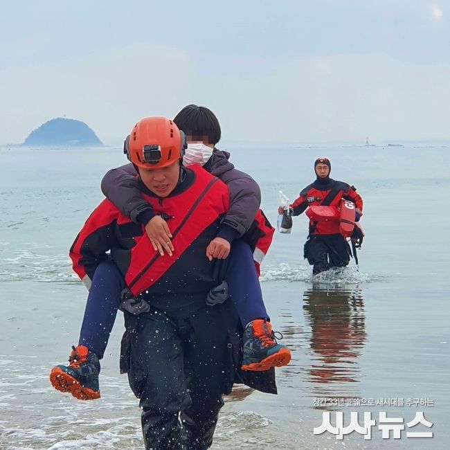 평택해양경찰서 구조대원들이 제부도 매바위에 고립됐던 어린이 2명을 업어서 구조하고 있다.