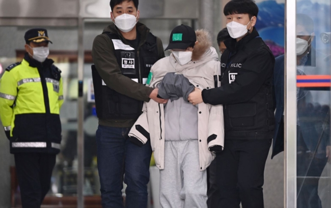 10살 여아 조카를 욕조에서 '물고문' 하는 등 학대해 숨지게 한 이모부 A씨가 지난 10일 오후 경기도 용인동부경찰서에서 구속영장 실질심사를 위해 호송되고 있다 (사진=뉴시스 제공)