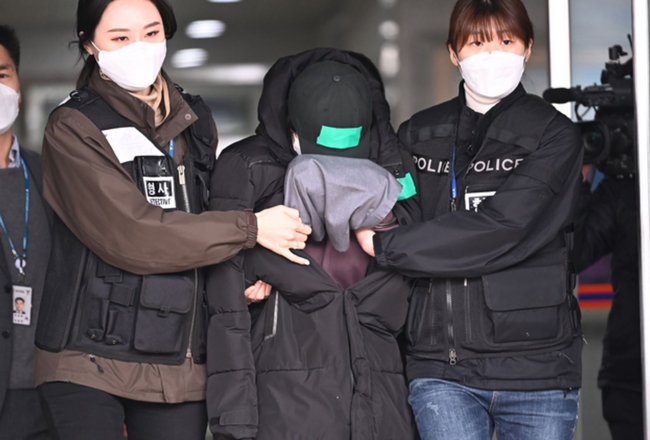 10살 여아 조카를 욕조에서 '물고문' 하는 등 학대해 숨지게 한 이모 B씨가 지난 10일 오후 경기도 용인동부경찰서에서 구속영장 실질심사를 위해 호송되고 있다 (사진=뉴시스 제공)