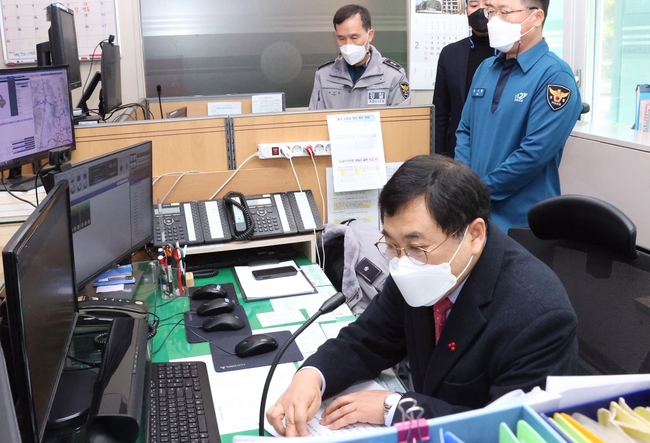 주낙영 경주시장이 설 연휴 첫날 현업기관을 방문해 근무자들을 격려하고 있다.