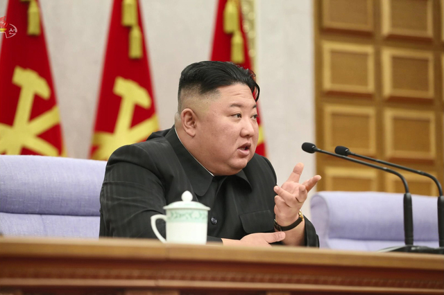 북한 조선중앙TV는 9일 노동당 중앙위원회 제8기 제2차 전원회의가 이틀째 계속 진행되었다고 10일 보도했다. 김정은 국무위원장은 2일차 전원회의에서도 경제 대책을 집중적으로 논의했다. 그는 인민군이 수행할 과업과 향후 대남, 대외 사업의 활동 방향도 제시했다. (사진=조선중앙TV 캡쳐/뉴시스)