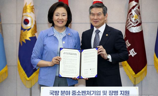 정경두 국방부 장관과 박영선 중소벤처기업부 장관이 7일 서울 용산구 국방부에서 열린 국방 분야 중소벤처기업 및 장병 지원 강화를 위한 업무협약식에서 업무협약을 맺은 후 기념촬영하고 있다. (사진=뉴시스 제공)