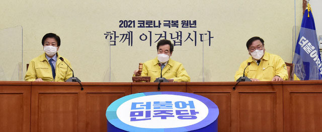 이낙연 더불어민주당 대표가 10일 서울 여의도 국회에서 열린 최고위원회의에서 개의를 알리며 의사봉을 두드리고 있다. (사진=공동취재사진)