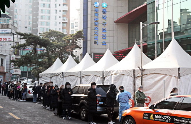 설날인 12일 서울 지역에서 신종 코로나바이러스 감염증(코로나19) 확진자가 120명이 추가 발생했다. 전날 같은 시간 대비 5명이 줄어들었다.