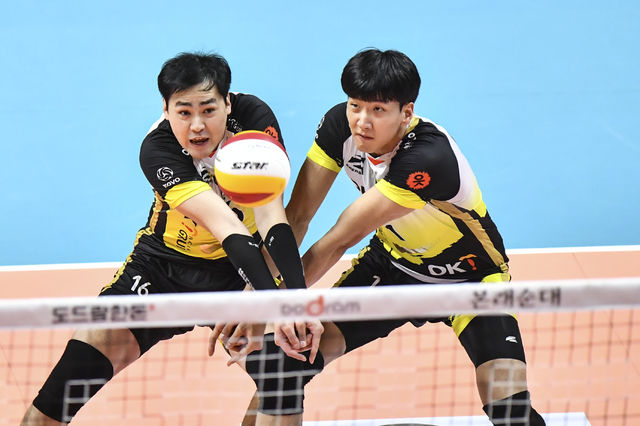 OK금융그룹이 소속선수인 심경섭(왼쪽)과 송명근의 학교폭력 사실을 인정하고 사과했다. (사진=KOVO 제공)