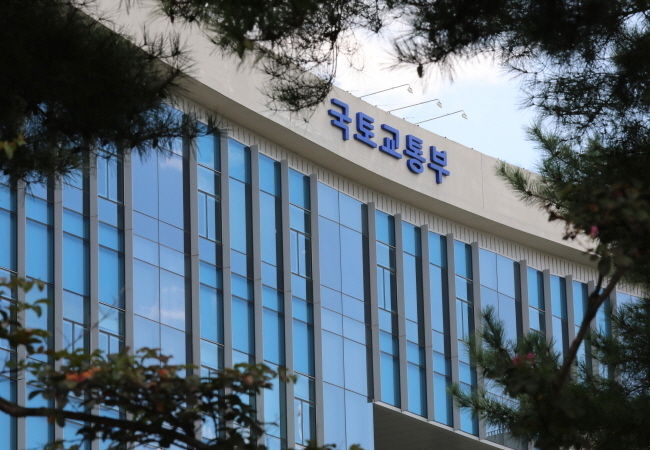 정부세종청사에 파견 근무하는 한국토지주택공사(LH) 직원이 신종 코로나바이러스 감염증(코로나19)에 확진돼 청사 일부가 폐쇄됐다. 이 직원은 지난 10일 세종청사로 출근해 오전 10시부터 오후 1시30분까지 머물렀다. 출장을 다녀간 이틀 뒤인 12일 밀접접촉자로 분류돼 검체검사를 받아 이날 확진됐다.