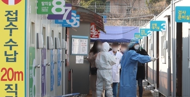 설 연휴 마지막 날인 14일 서울 지역에서 신종 코로나바이러스 감염증(코로나19) 신규 확진자 136명이 발생했다. 순천향대병원발 확진자가 계속 발생하는 등 전날 같은 시간(128명)과 비교해 8명이 늘어난 수치다.