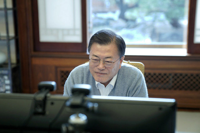 문재인 대통령이 11일 오전 설 명절을 맞아 청와대 관저에서 국민과 영상통화를 하고 있다. (사진=청와대 제공)